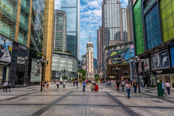 Chongqing, Çin - 19 Eylül: Jiefangbei yaya sokak kent merkezinde yapılan bir ünlü alışveriş alanı ve seyahat hedef 19 Eylül 2018 Chongqing burası