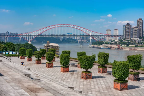 Chongqing, Çin - 19 Eylül: Görünümünde Yangtze Nehri üzerinde Changjiang Chaotianmen Köprüsü'nün üzerinde 19 Eylül 2018 Chongqing