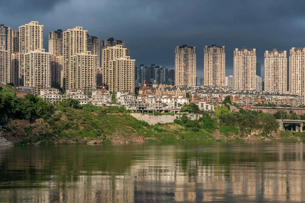 Chongqing Kína Szeptember Modern Magas Toronyházak Régi Hagyományos Házak Ciqikou — Stock Fotó