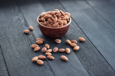 Koyu meşe doku seramik kase badem fındık