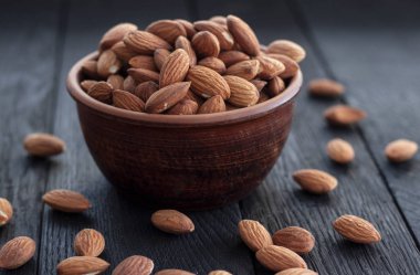 Koyu meşe doku seramik kase badem fındık