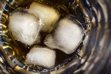 viski bardağına buz ile