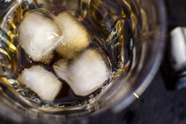 viski bardağına buz ile