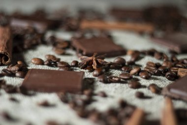 Kahve çekirdekleri ve çikolata