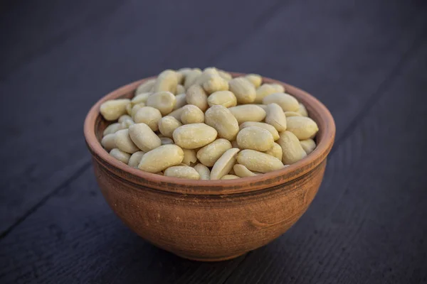 Kacang Dalam Mangkuk Keramik Meja — Stok Foto