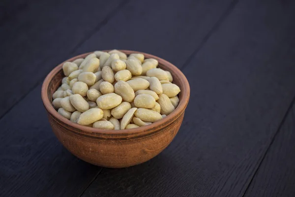 Cacahuètes Dans Bol Céramique Sur Table Chêne — Photo