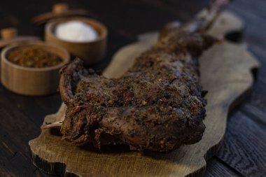 Baharatlı pişmiş keçi bacağı