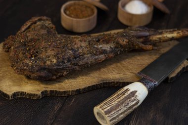 Baharatlı pişmiş keçi bacağı