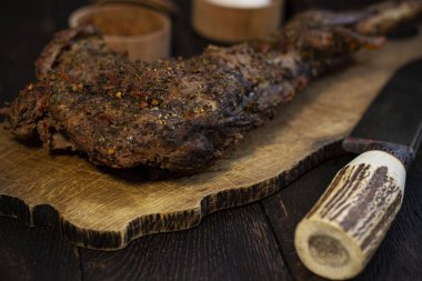 Baharatlı pişmiş keçi bacağı