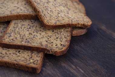 Ahşap meşe masada ekmek dilimleri