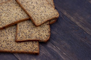 Ahşap meşe masada ekmek dilimleri