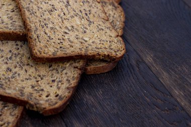 Ahşap meşe masada ekmek dilimleri