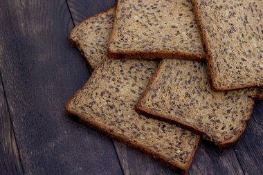 Ahşap meşe masada ekmek dilimleri