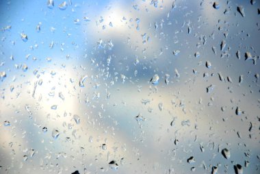 Yağmur damlaları cama yansıdı. Su damlaları.