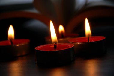 Arka planda yanan mum ve kalp