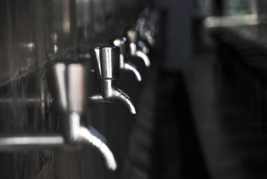 Cami muslukları. Günbatımında camide su musluklarının manzaralı çekimi.