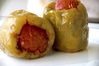 Doldurulmuş biber. Doldurulmuş yeşil biber, Türk özel yemeği, ayrıca Balkanlarda ve Orta Doğu 'da iyi bilinir.