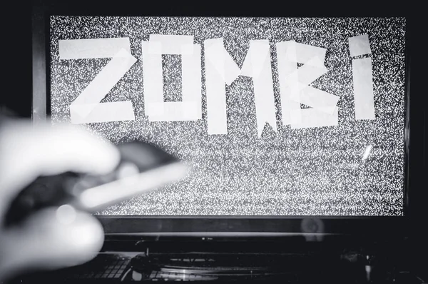 Bir Tv yerine bir kafası olan bir adam. Medya Zombie yazıt. Multimedya sosyal ağlar kavramı