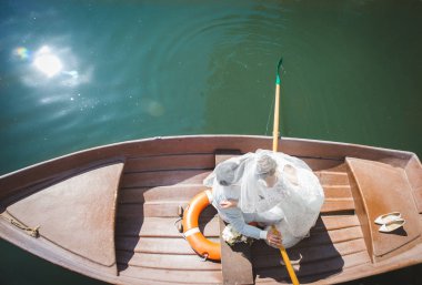 şık muhteşem mutlu esmer gelin ve arka plan gölün teknede zarif damat