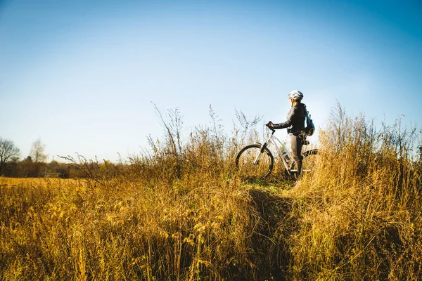 Biker Vrouw Rijdt Een Bochtige Weg Door Het Bos — Stockfoto