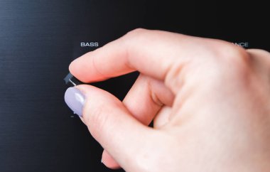 Adamın el adjiusting ses ayarı subwoofer ses amplifikatör, birim denetim müzik konsepti