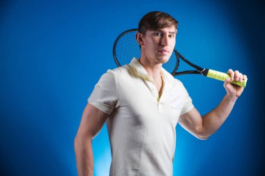 Tenis oyuncu adam portresi. Önden görünüm. Kameraya bakıyor. sahada