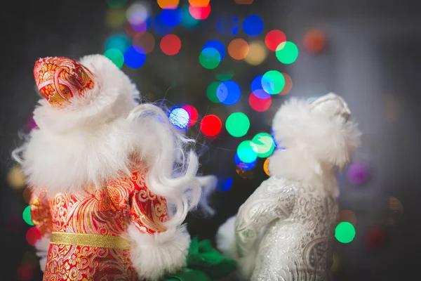 Російський Різдвяні Символи Дід Мороз Санта Снігуронька Сніг Дівчина Навколо — стокове фото