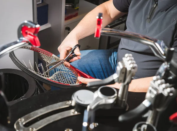 Raket stringer bir tenis raketi makine tel çekimi elektronik bir turnuva üzerinde çapraz dizeleri sentetik gut dizenin dokuma.