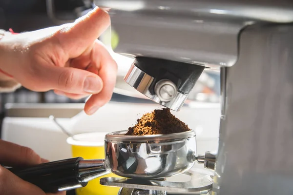 Primo piano delle mani controllo caffè macinato — Foto Stock