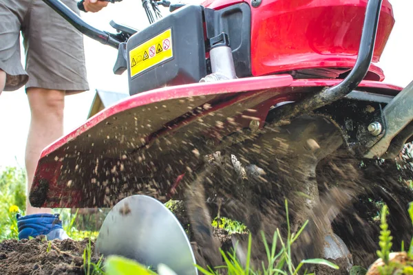 O desconhecido arado a terra com a ajuda de um motor-bloco na primavera — Fotografia de Stock