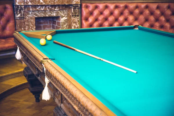 Mesa de bilhar russa com bolas e cue sticks em um fundo verde. — Fotografia de Stock