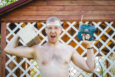 Deli Oluşturucu. Delme ve öfkeyle kameraya bakarak duygusal adam.