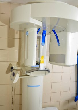 Modern diş kliniğinde diş ekipmanları X-Ray ekipmanları.