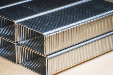 Zımba için metal zımbalar beyaz arkaplanda izole edildi