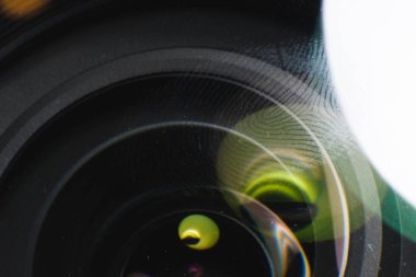 Doğal ışıkta bir lens üzerinde parmak izi makro. Parmak izi taraması, biyometri ve güvenlik konsepti.