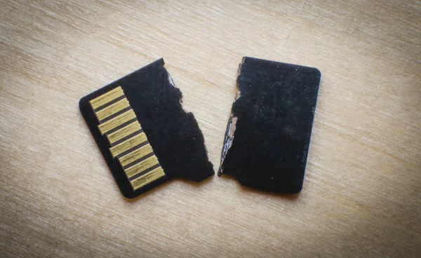Kırık tahrip mikro sd kart beyaz yüzey