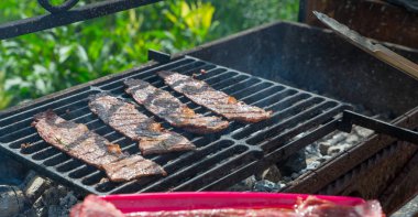 Arka planda bulanık kadın ile Japon tarzı nda soba üzerinde Dilimlenmiş domuz eti ve sığır eti ızgara