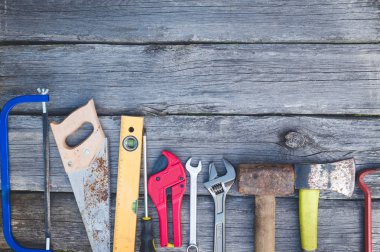 Metin için alanı olan tahta bir panelin üzerine araç seti