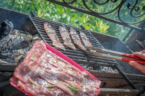 Ассорти вкусное мясо на гриле с овощами на углях на барбекю — стоковое фото