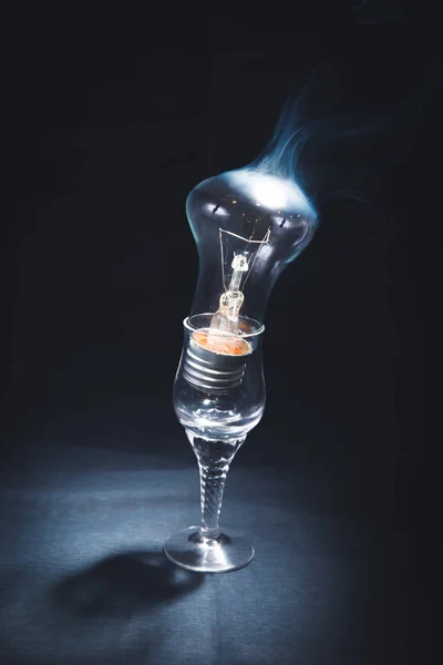 깨진 백열 등과 화재. 유리 램프와 불꽃의 밝은 혀. — 스톡 사진