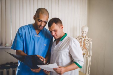 Hastane raporunda x-ışını inceleyerek uzman hekimlerin