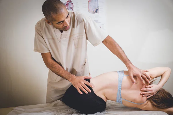 Quiropráctico masajear la columna vertebral femenina paciente y la espalda — Foto de Stock