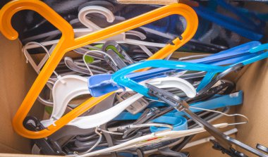 çeşitli kat askıları yığını