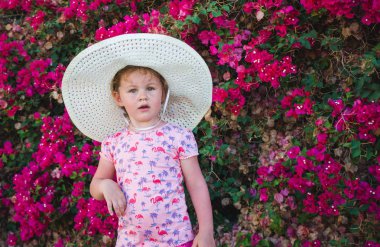 küçük kız koyarak dudaklar kadar parmak ve sessizlik sormak. Tonlama fotoğraf.