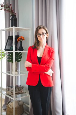 Beyaz arka plan öğretmen ve sınıf portresi