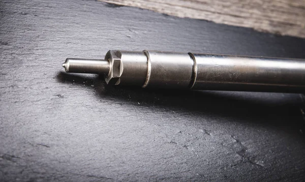 Beyaz arka planda dizel yakıt için iki yeni meme