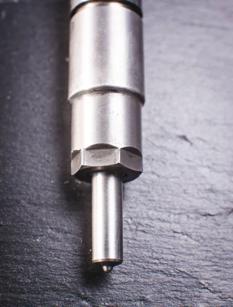 Beyaz arka planda dizel yakıt için iki yeni meme