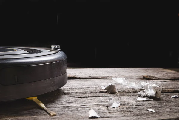 Plastik ahşap zeminde robot elektrikli süpürge oturma odasında akıllı robot otomatik kablosuz temizlik makinesi..