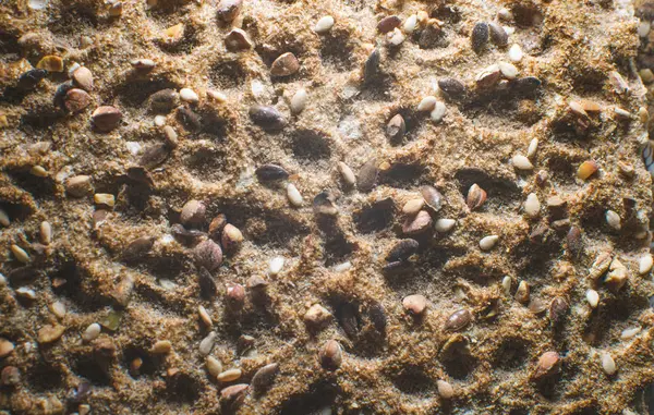 Close up de baguete de alho crocante na mesa de madeira durante o dia . — Fotografia de Stock