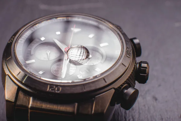 Водонепроникний наручний годинник з краплями дощу — стокове фото